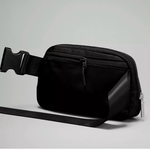 NWT- Lululemon black belt bag - Picture 4 of 8